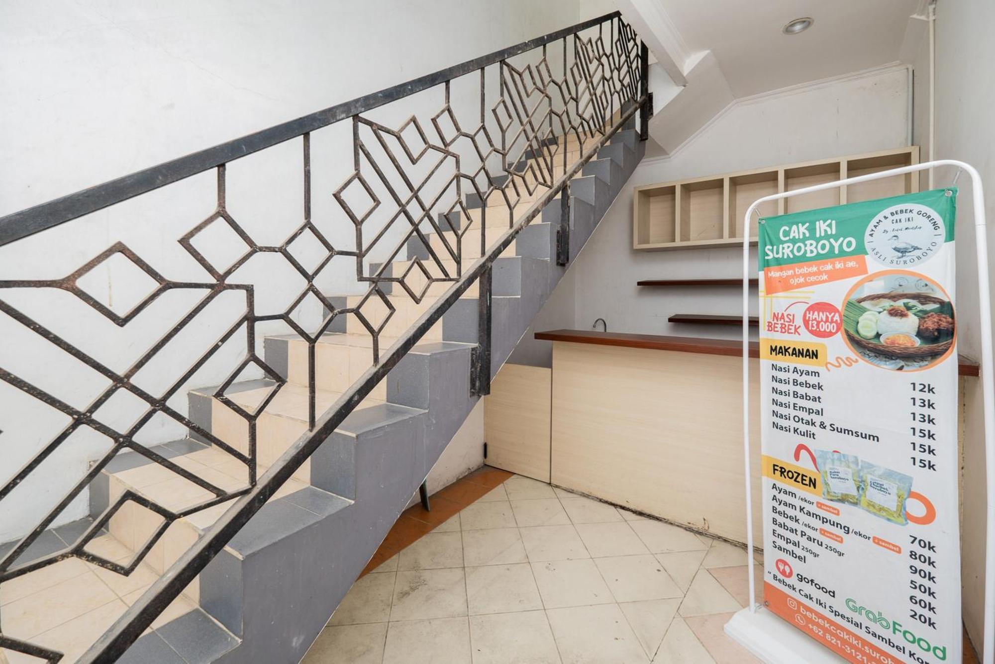 Reddoorz Plus @ Gunungsari Surabaya Kedurus Exterior foto